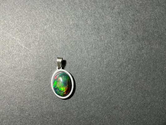 Opal welo ethiopian green flash 10x14mm necklace